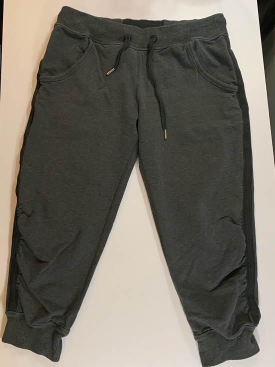 lululemon athletica Pants - Lululemon Capri Sweats Women’s Size 6 Grey Black Side Stripe Logo Ruched Yoga